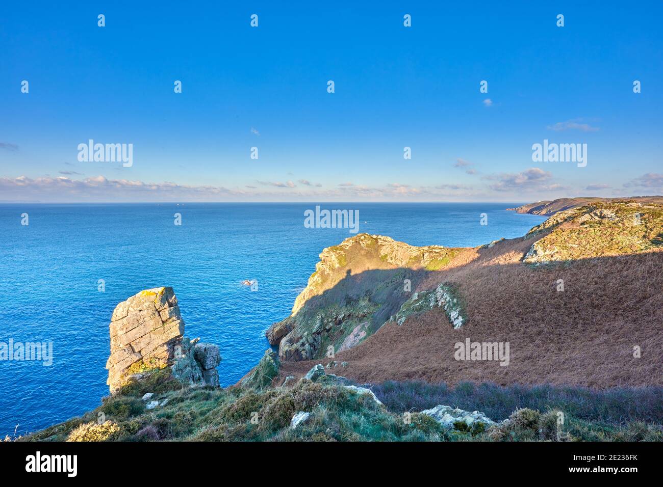Image de la côte nord des îles du Canal de Jersey, un jour d'hiver. Banque D'Images