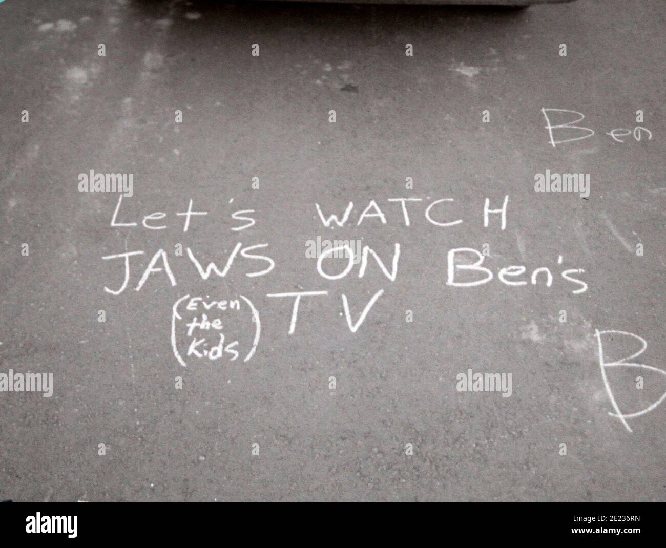 Graffiti bizarres sur le terrain - regardons les Jaws sur la télévision de Ben, même les enfants - vers la fin des années 1980 Banque D'Images