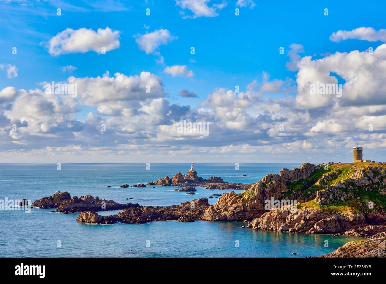 Image du phare de corbiere avec tour de la Seconde Guerre mondiale, côte et mer calme. Jersey, îles Anglo-Normandes Banque D'Images
