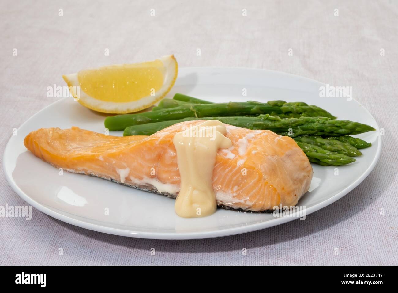 Pavé de saumon aux asperges et au citron Banque D'Images