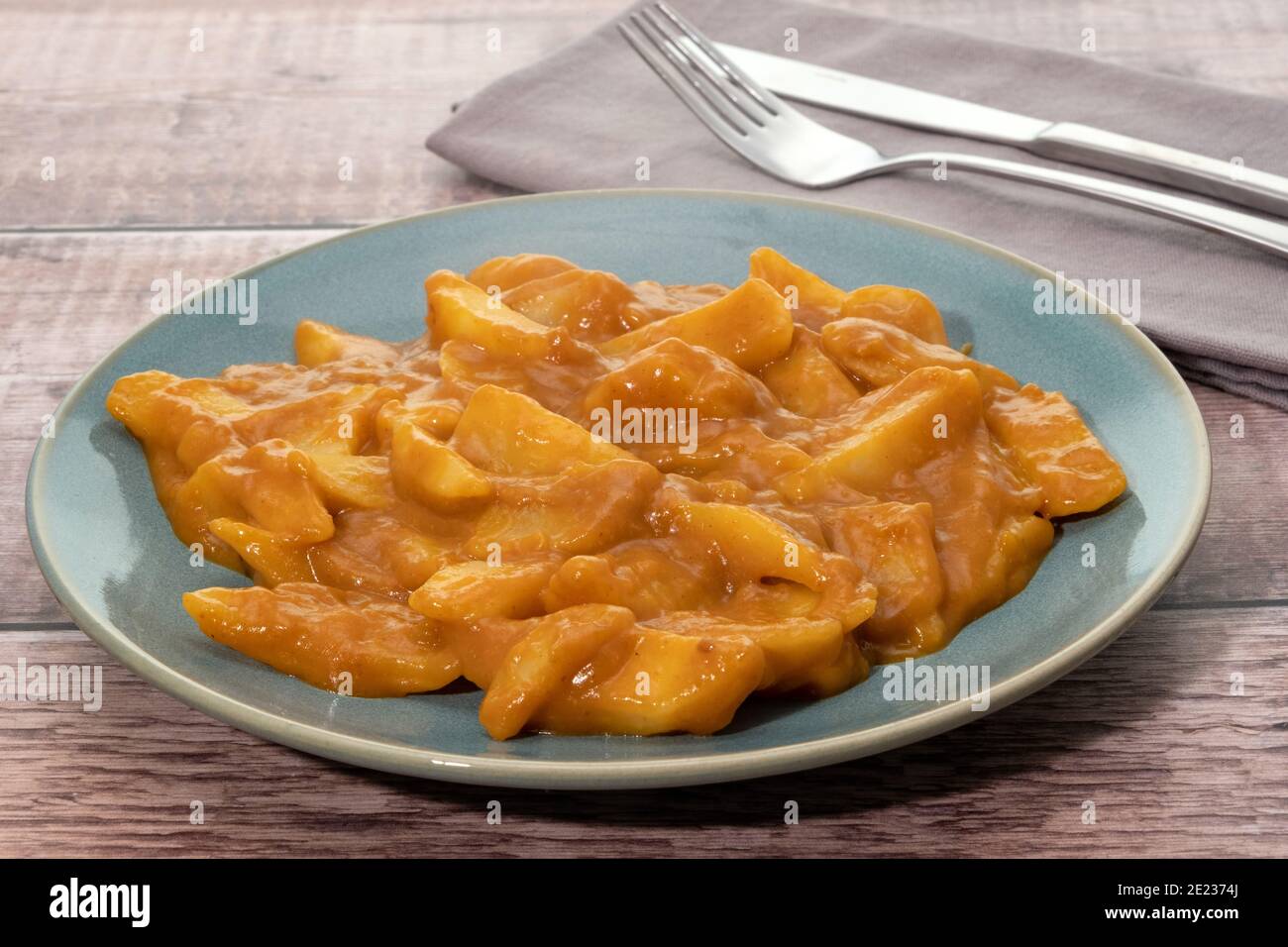 Frites ou chips de pommes de terre avec sauce au curry Banque D'Images