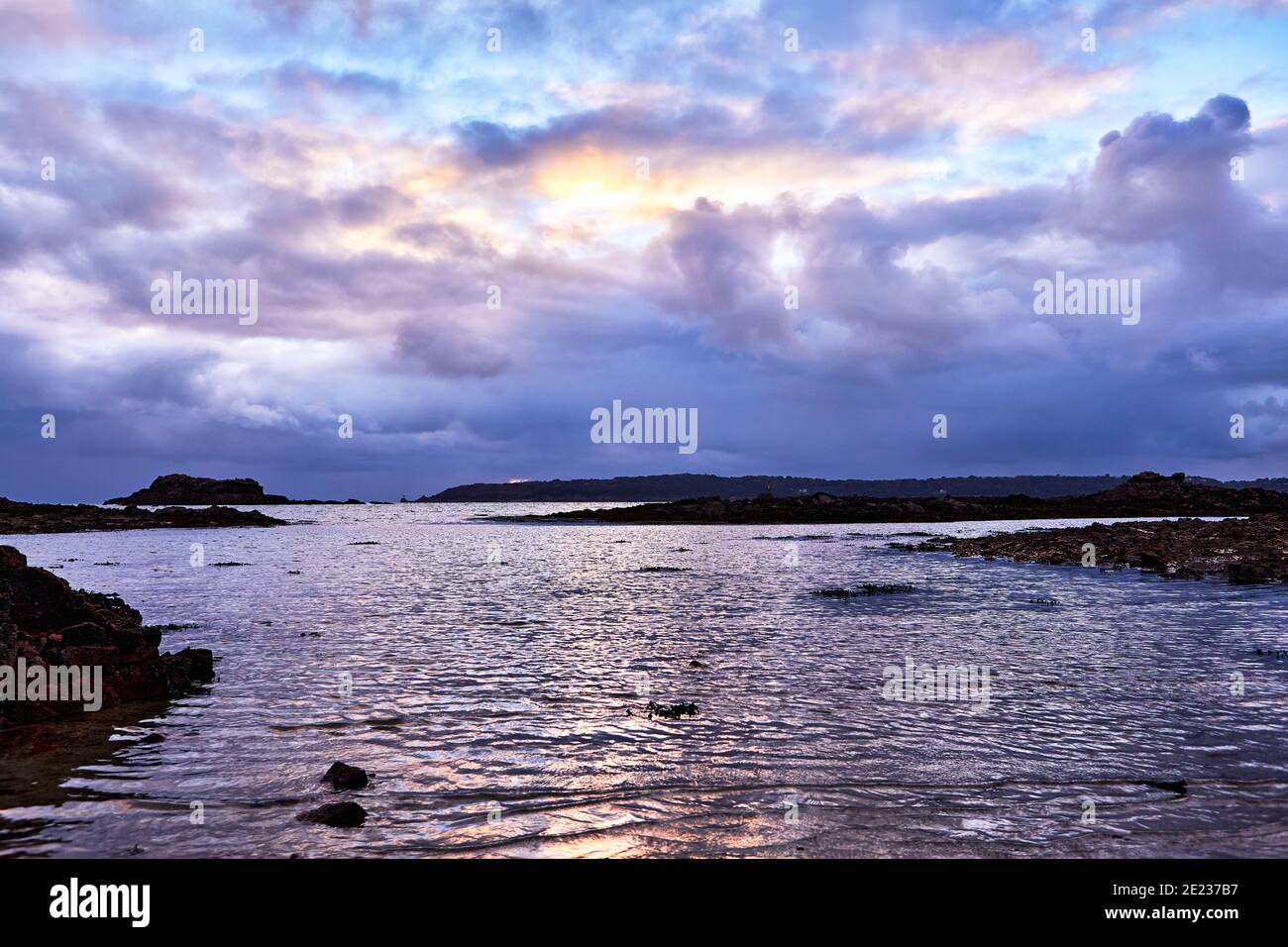 Image de la baie St Aubins au coucher du soleil avec des nuages et une mer calme, Jersey ci Banque D'Images