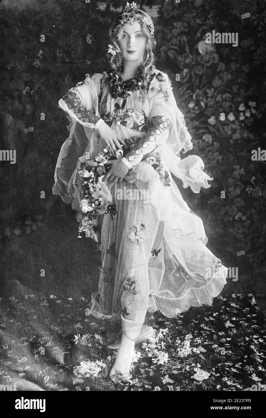 HAZEL LAVERY (1880-1935) artiste et ami américain de W. B. Years posant comme Flora dans la peinture Primavera de Botticelli. Banque D'Images