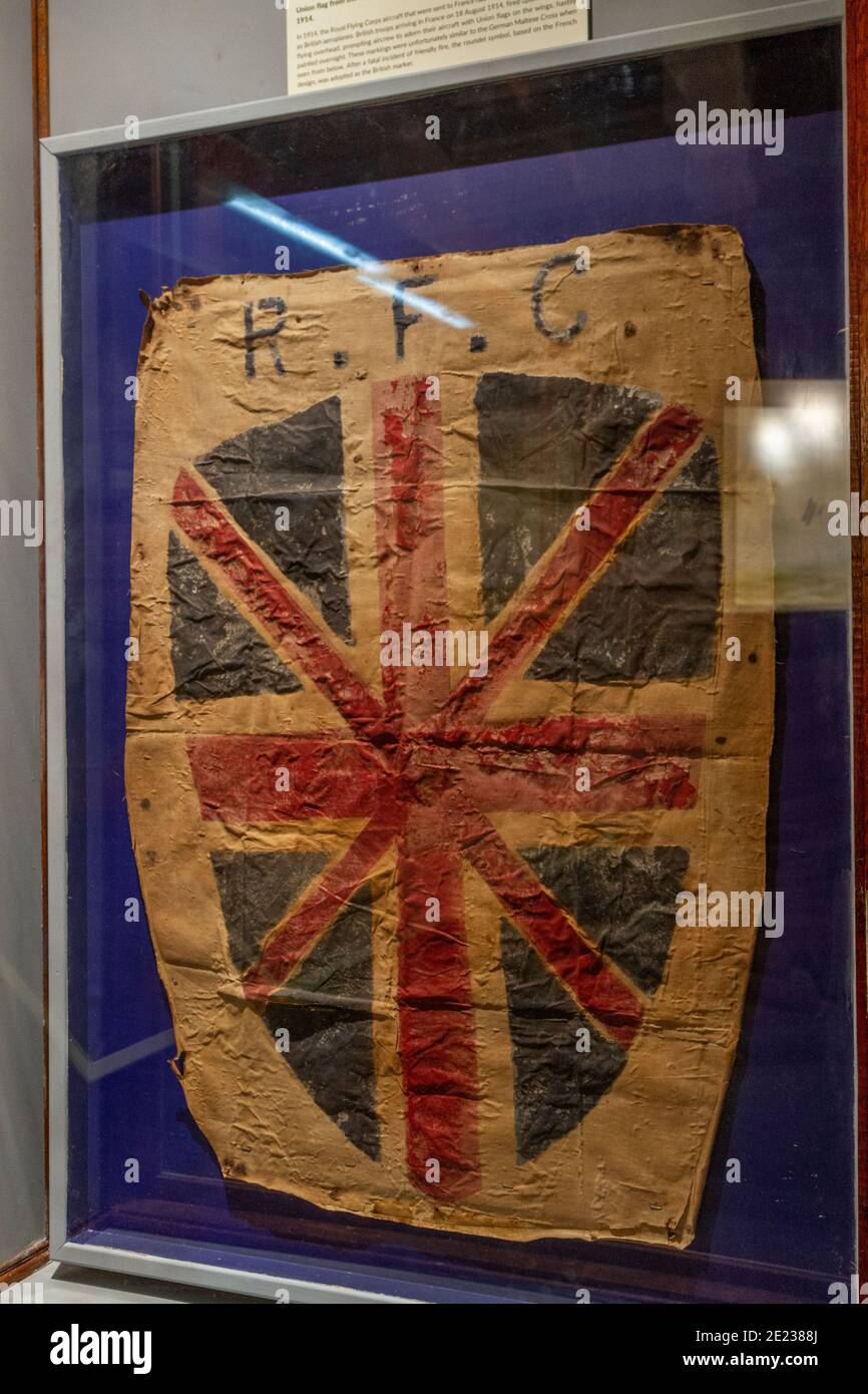 Drapeau Union peint à la main de l'aile de l'avion RFC abattu en France en 1914, Army Flying Museum, Stockbridge, Hampshire, Royaume-Uni. IMPT : VOIR REMARQUES Banque D'Images