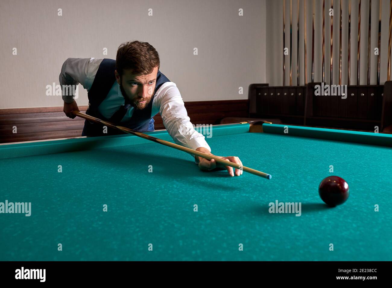 l'homme joue au snooker, il vise à tirer sur le ballon de snooker. un homme  doué tient les mains sur la table de snooker. billard Photo Stock - Alamy