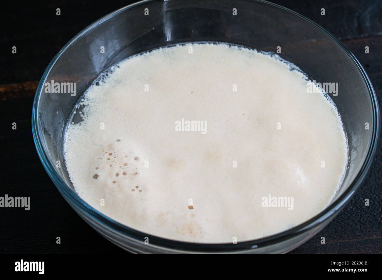 Épreuvage actif levure sèche : levure et sucre moussant dans de l'eau chaude Banque D'Images