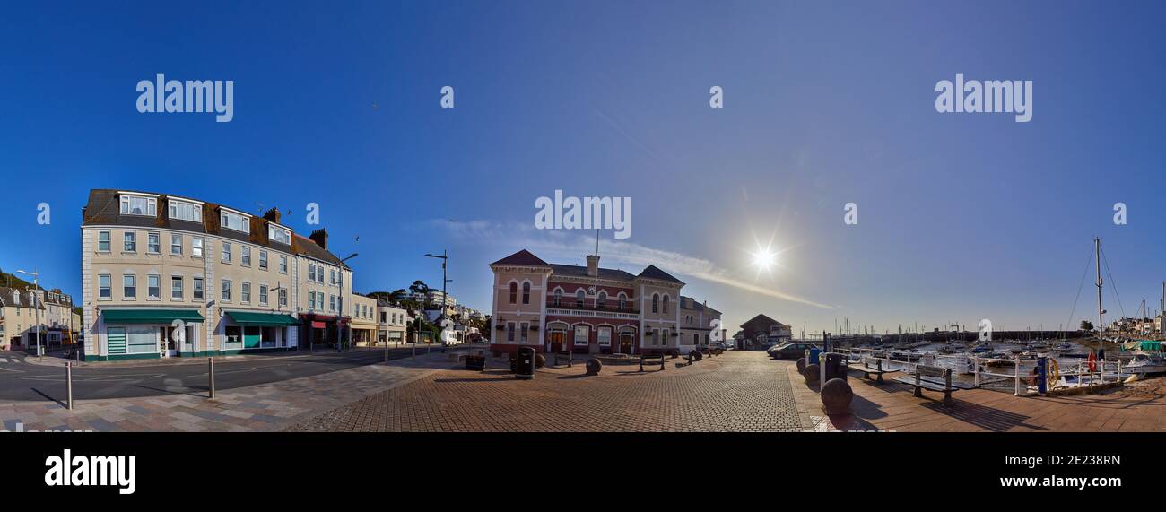 Image panoramique du village de St Aubins avec divers magasins, restaurants, salle paroissiale et port de séchage. St Aubins, Jersey, Iles Anglo-Normandes, Royaume-Uni Banque D'Images