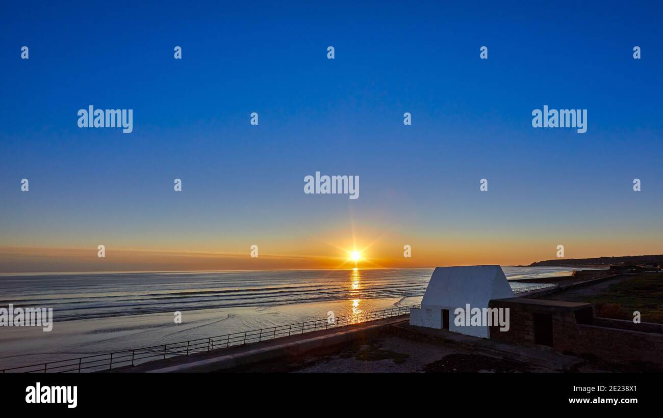 Image du Don Hiltom connu sous le nom de maison blanche. St Ouens Bay, Jersey, îles Anglo-Normandes Banque D'Images