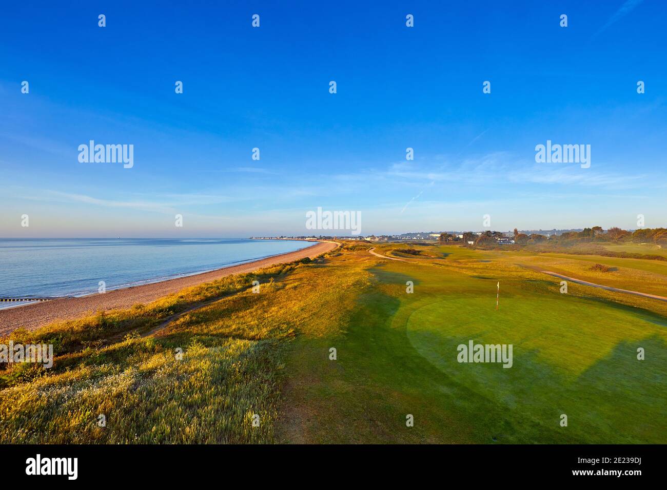 Image de la baie de Grouville avec la commune, la plage et la mer avec le ciel bleu au lever du soleil. Jersey, Îles Anglo-Normandes, Royaume-Uni Banque D'Images