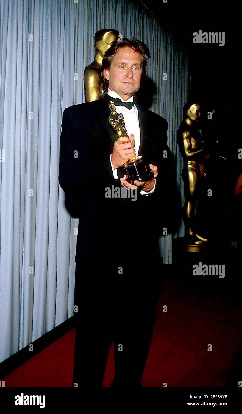 Michael Douglas pose avec son Oscar du meilleur acteur pour le film 'Wall Street' aux 60ème Prix annuels de l'Académie, le 11 avril 1988 crédit: Ralph Dominguez/MediaPunch Banque D'Images