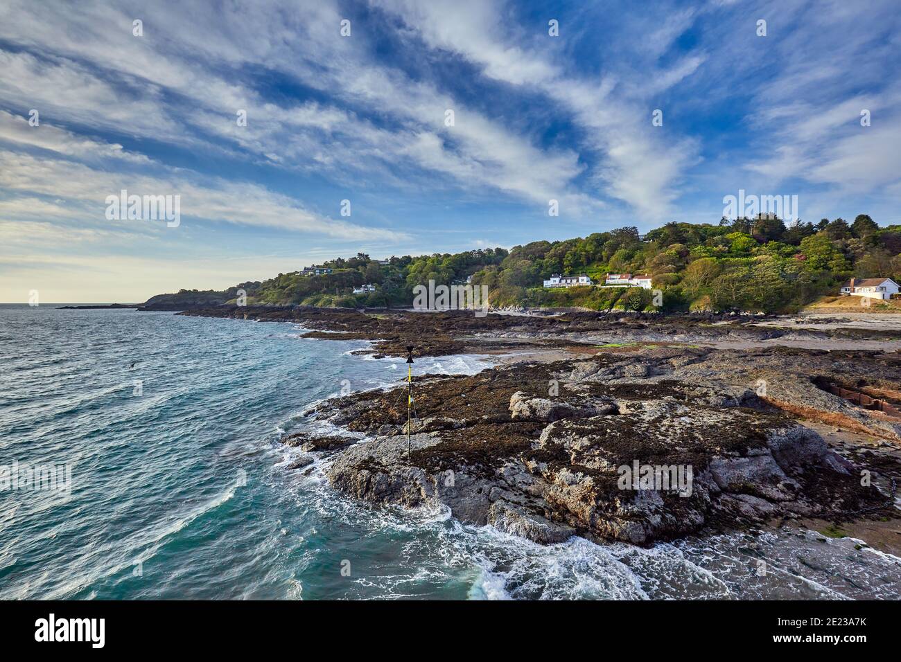 Image de l'extrémité de la jetée du port au-dessus des rochers avec le hedland à Rozel, St Martin, Jersey Channel Islands Banque D'Images