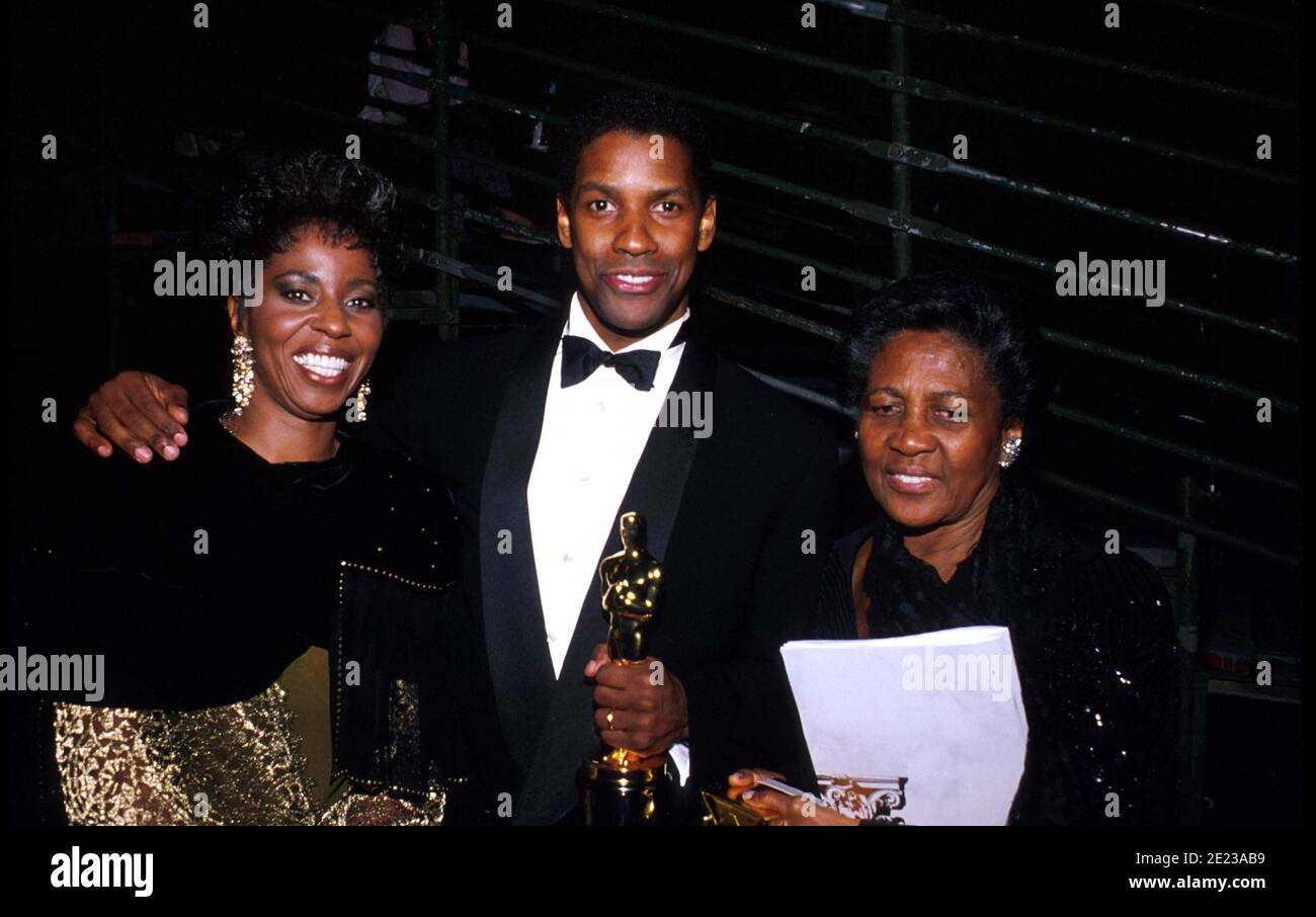 Denzel Washington avec sa femme Paulette Washington et sa mère Lennis Washington lors de la 62e cérémonie de remise des prix de l'Académie le 26 mars 1990 à Los Angeles, CA. Washington a reçu un Oscar pour le meilleur acteur dans un rôle de soutien pour sa performance comme Trip in 'Glory. Crédit: Ralph Dominguez/MediaPunch Banque D'Images