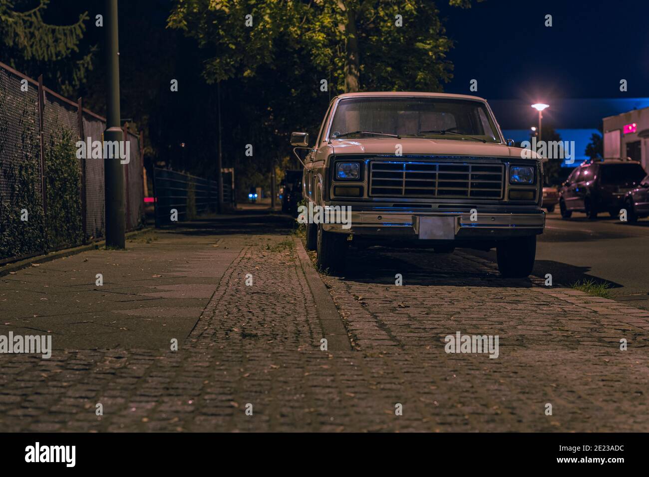 Vue avant d'un vieux camion de ramassage la nuit, parking du camion de ramassage la nuit Banque D'Images