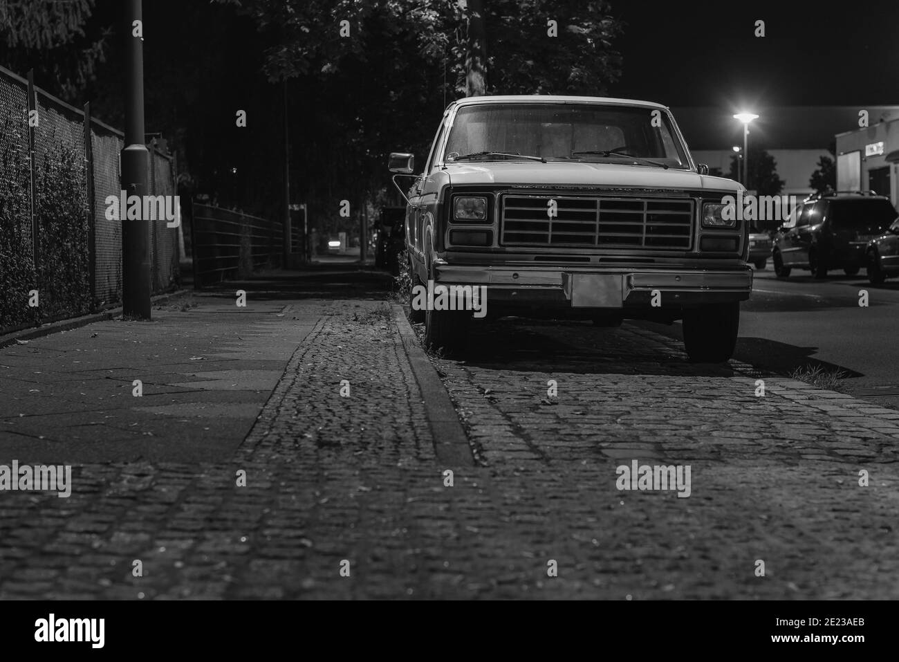 Vue avant d'un vieux pick-up de nuit, parking du pick-up de nuit, photo en noir et blanc Banque D'Images