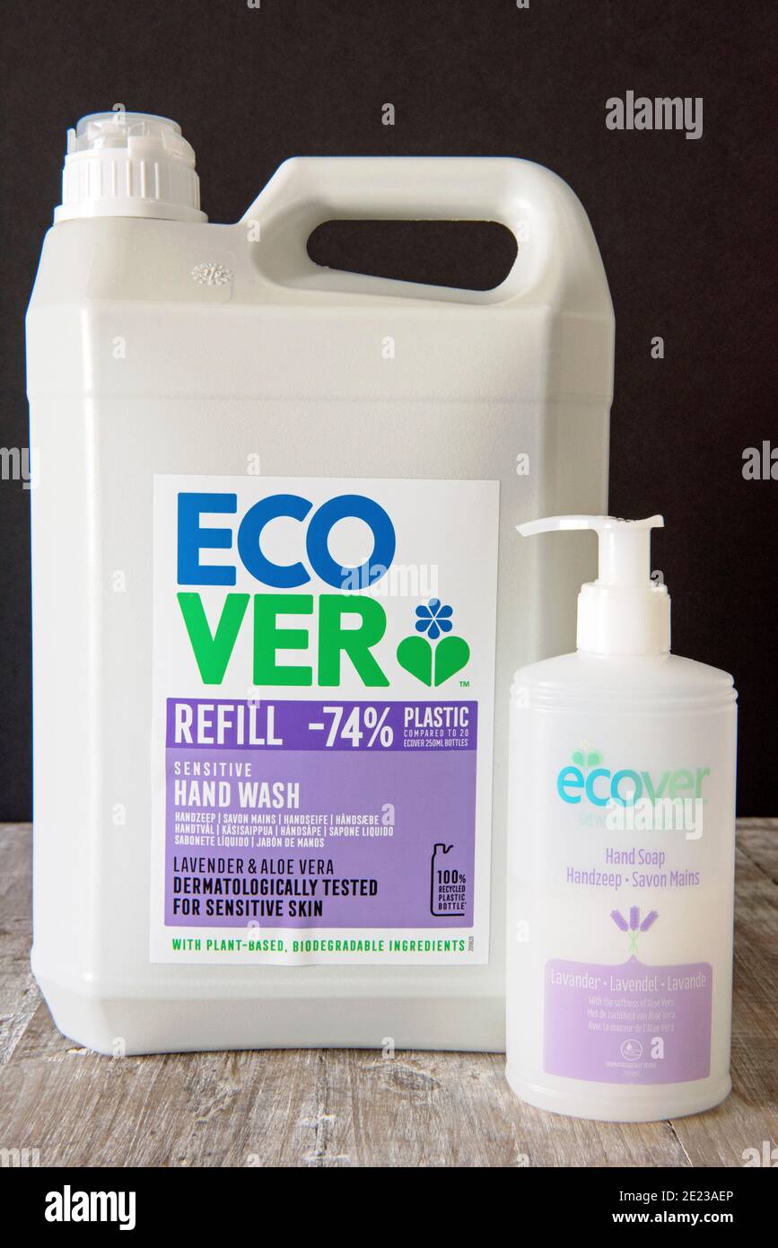 Ecover recharge lavage main dans un récipient de cinq litres avec plung sur fond noir, le flacon est placé à l'avant Banque D'Images