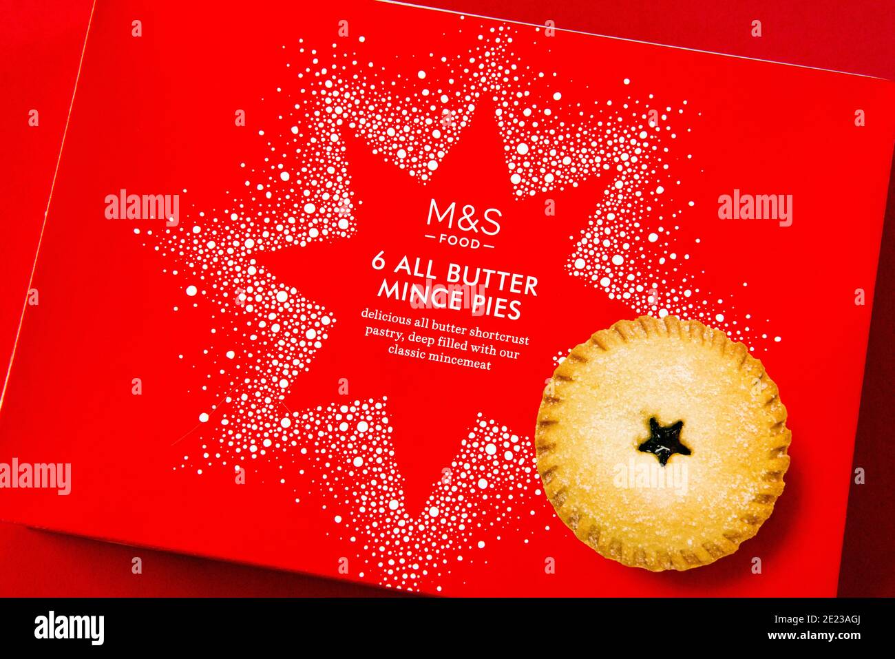 M&S toutes les tartes au beurre hachées dans une boîte rouge sur fond rouge. Usage éditorial uniquement Banque D'Images