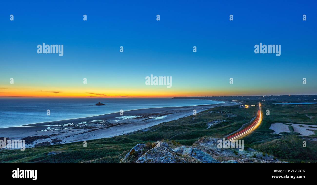 Image de la baie de St Ouens en soirée au coucher du soleil avec des sentiers de voiture avec tour rocco et dunes de sable. Jersey, Îles Anglo-Normandes, royaume-uni Banque D'Images