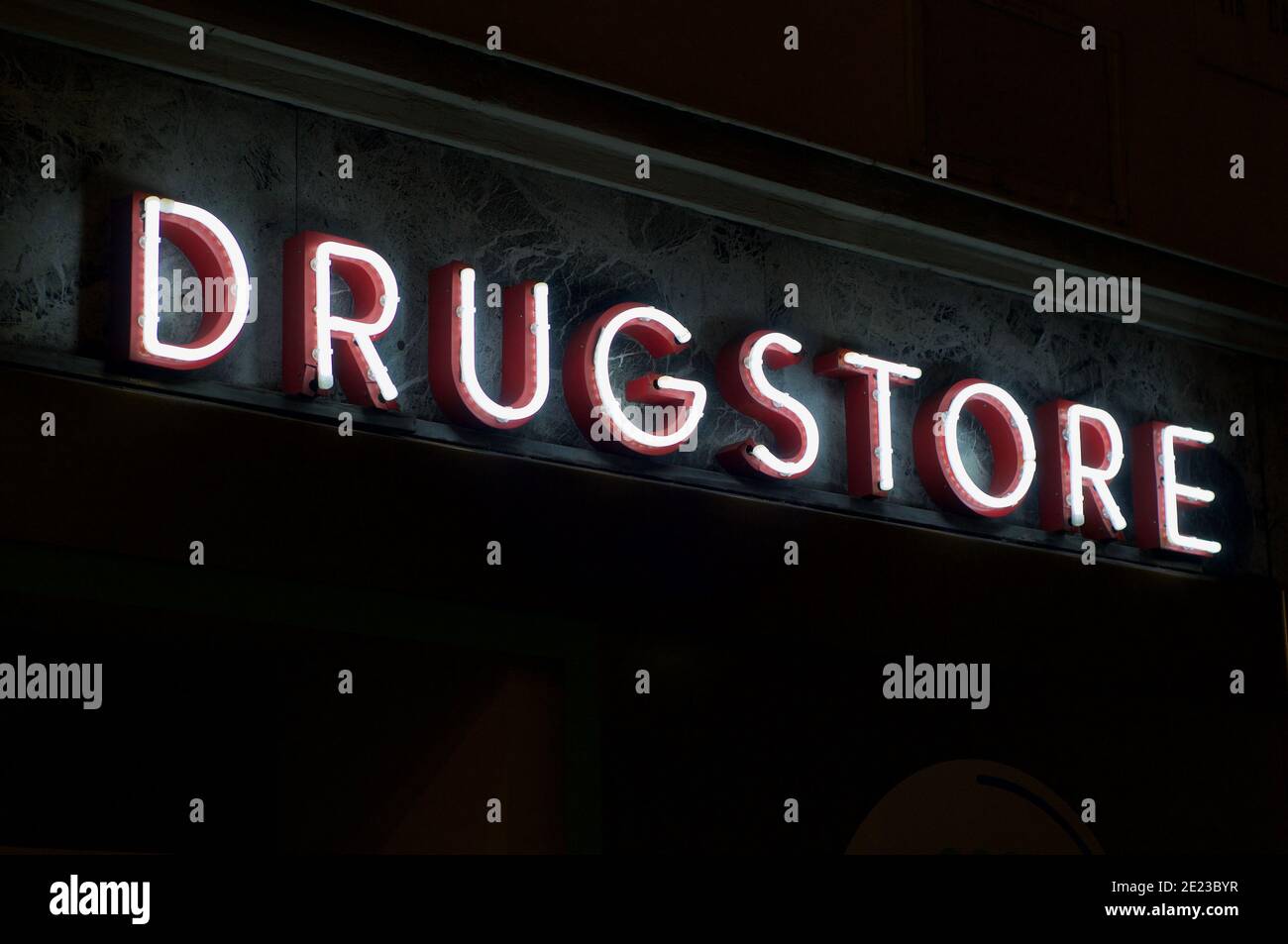 Inscription lumineuse au néon de la Drugstore accrochée à un bâtiment d'une pharmacie à Lugano, Suisse Banque D'Images