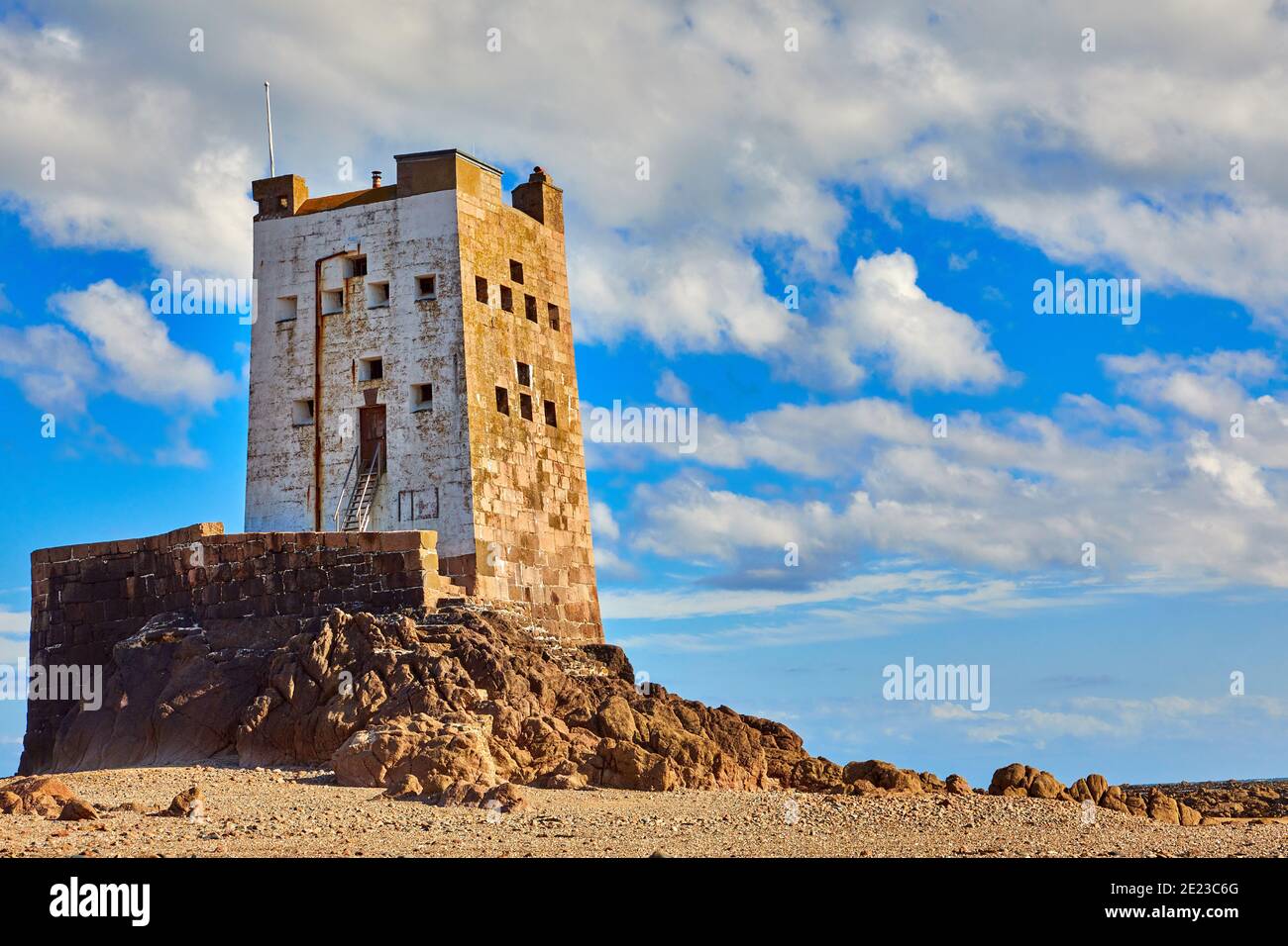 Image de la Tour Seymour à marée basse avec pierres, ciel nuageux et soleil. Banque D'Images
