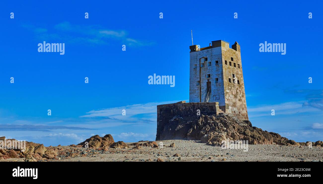Image de la tour Seymour à marée basse avec pierres et ciel bleu Banque D'Images