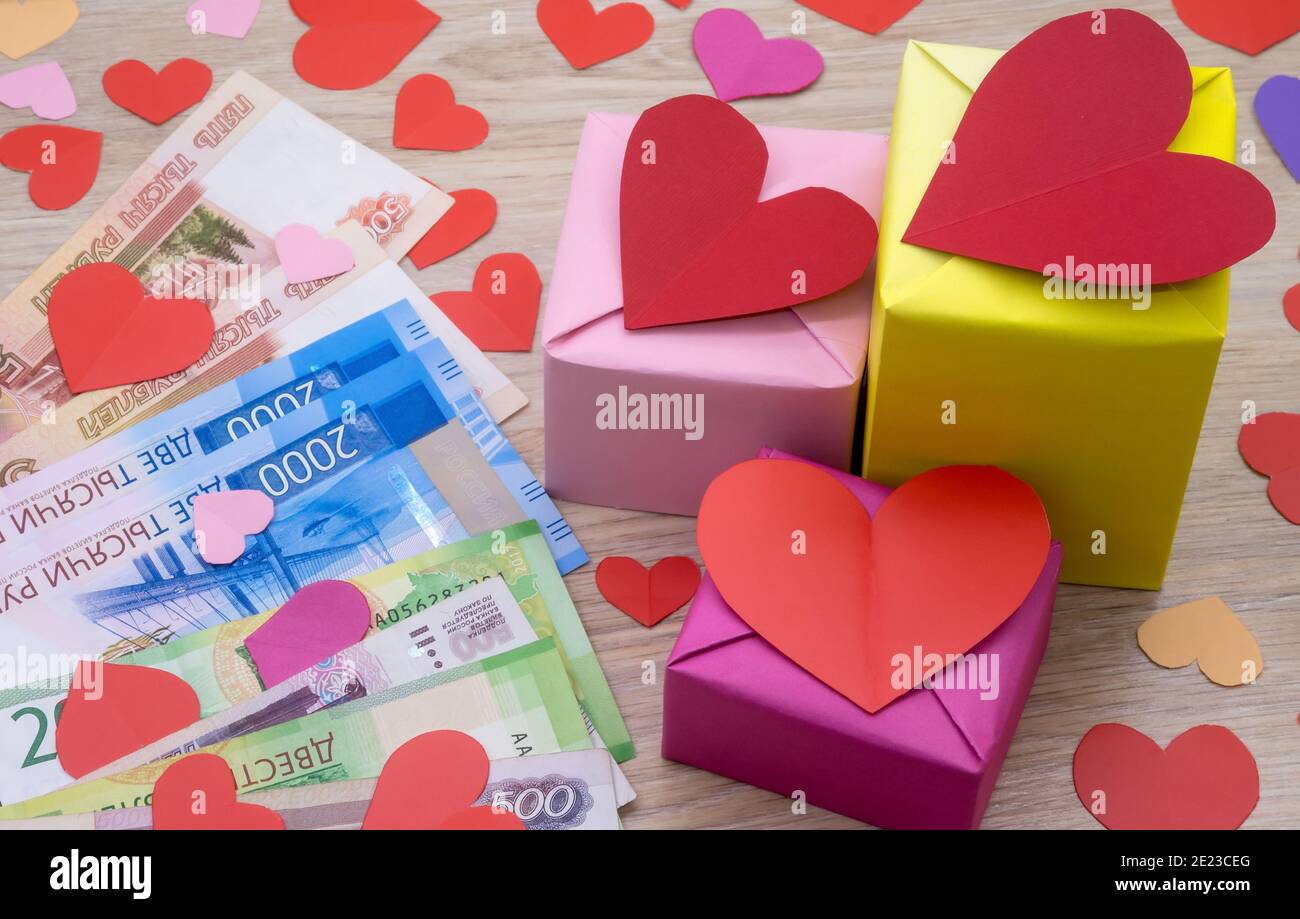 l'argent pour acheter des cadeaux, le décor de la saint-valentin,  l'emballage des cadeaux avec les coeurs, la saint-valentin février 14 Photo  Stock - Alamy