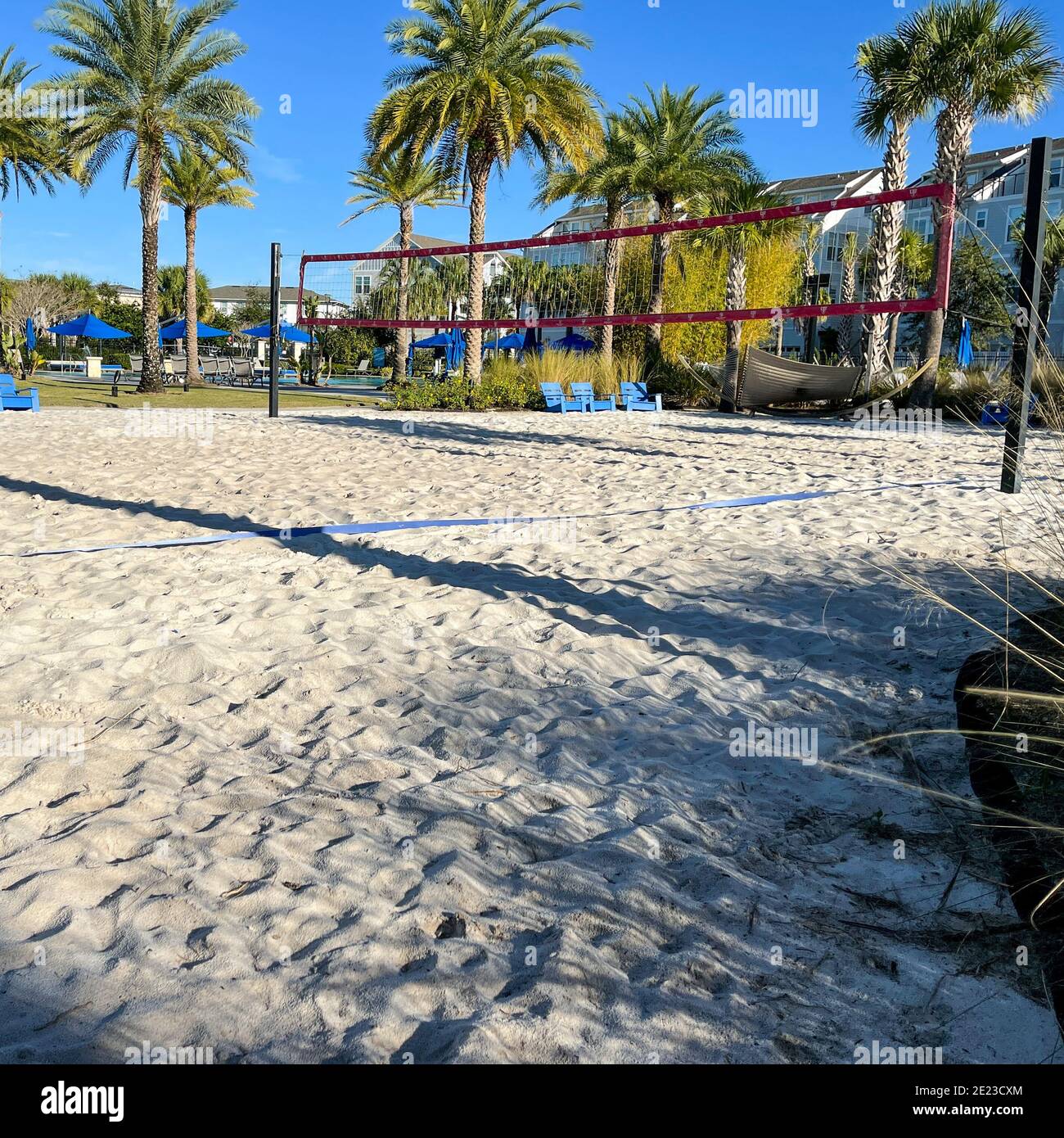 Orlando, FL USA - 4 janvier 2021: Un complexe de commodités de quartier terrain de volley-ball de plage entouré de palmiers. Banque D'Images