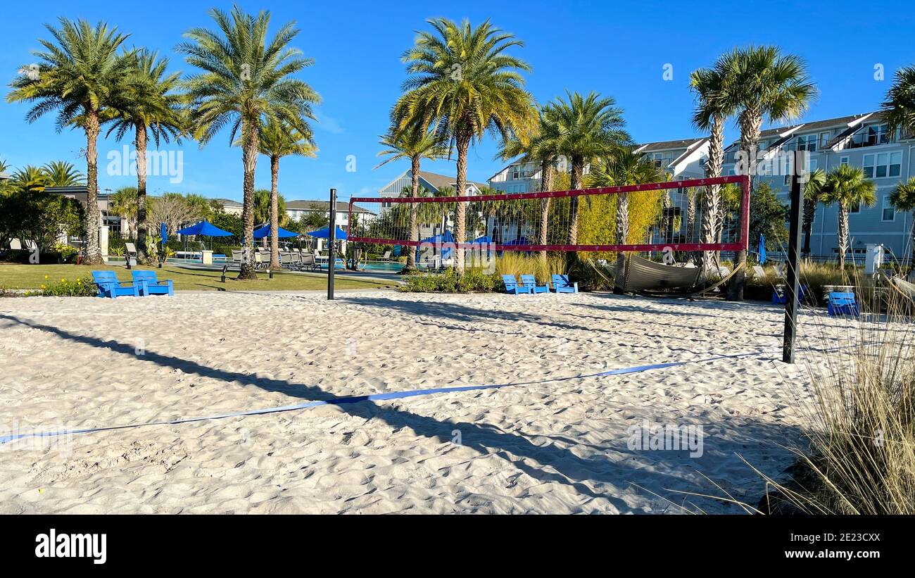 Orlando, FL USA - 4 janvier 2021: Un complexe de commodités de quartier terrain de volley-ball de plage entouré de palmiers. Banque D'Images