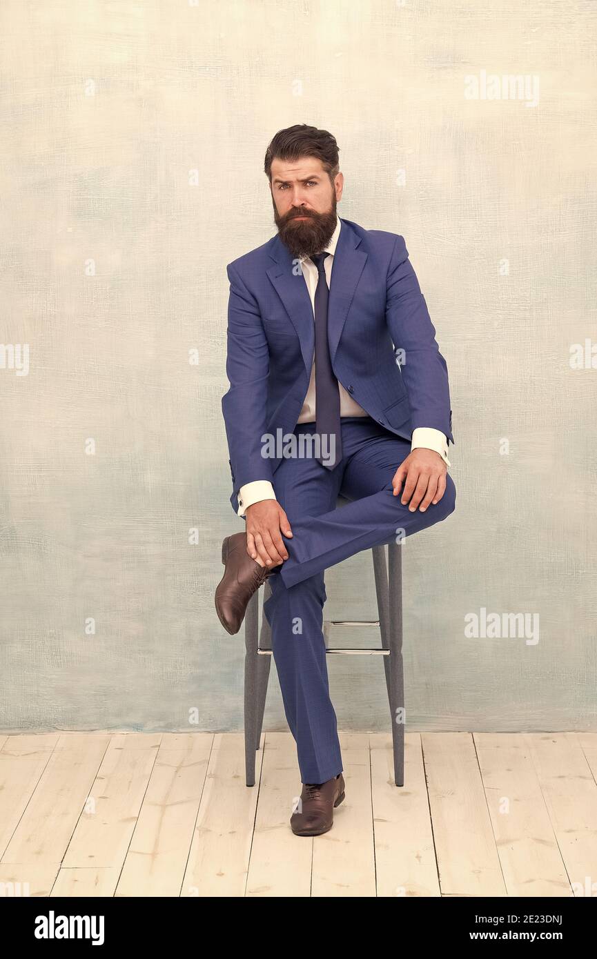 Boutique de vetements de mode. Tenue classique. Les traits de leader d entreprise. Capacite a comprendre ses forces et ses faiblesses. Homme d affaires confiant assis sur une chaise. Look tendance du ...