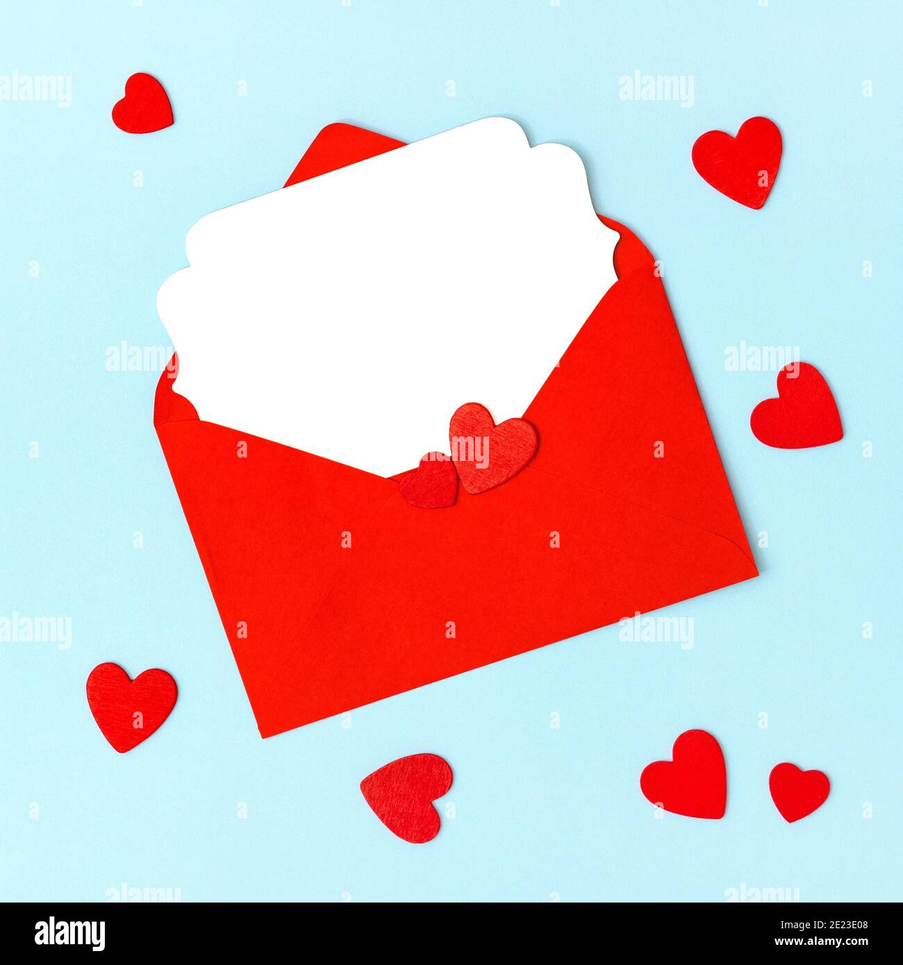 Papier lettre avec enveloppe coeur décoration. Historique du jour de Valentined Banque D'Images