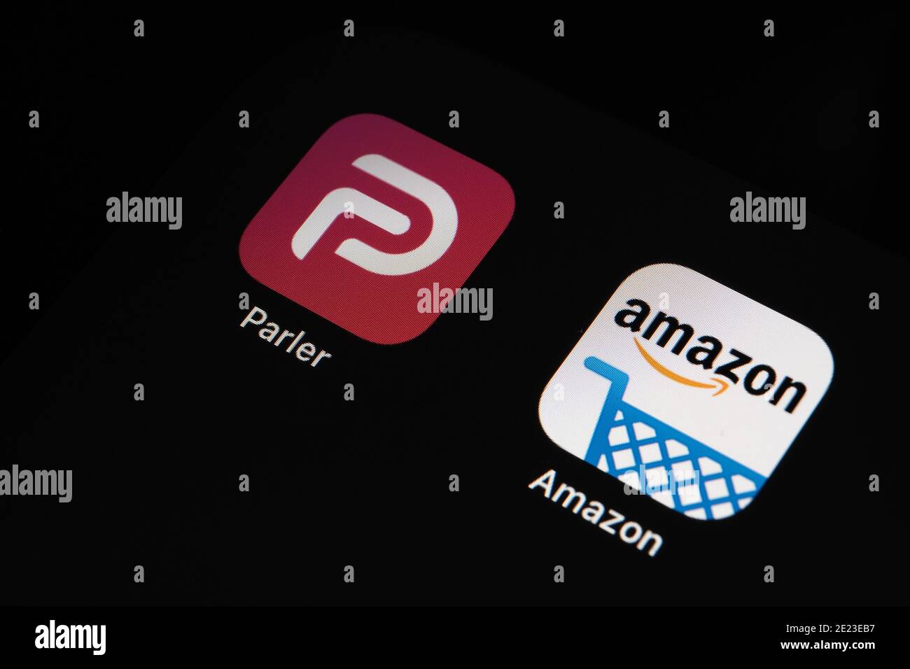 L'application Parler et l'application Amazon s'affichent sur l'écran de l'iPad. Concept. Parler est une plate-forme de médias sociaux interdite par Amazon AWS. Banque D'Images