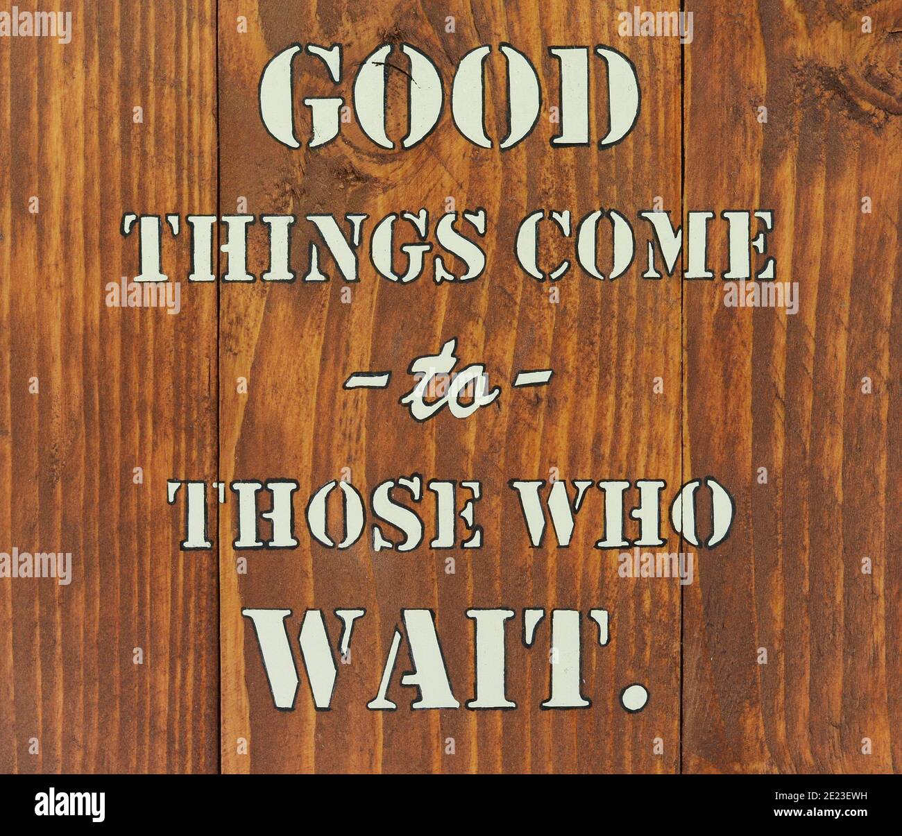 Citation Inspirante Soyez Patient Bonnes Choses Viennent A Ceux Qui Attendent Citation Sur Fond De Bois Avec Ouverture De Bouteille Decoration Murale Pub Photo Stock Alamy