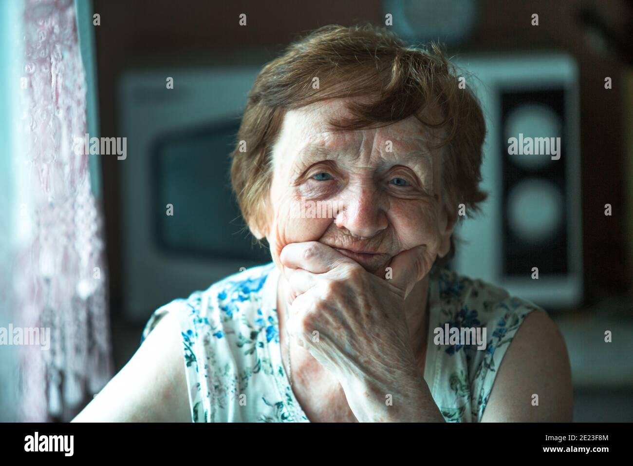 Portrait d'une vieille femme dans son appartement. Banque D'Images