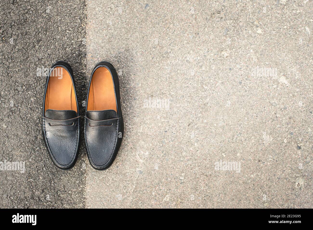 chaussures pour hommes mocassins couleur noire. photo dans la rue Banque D'Images