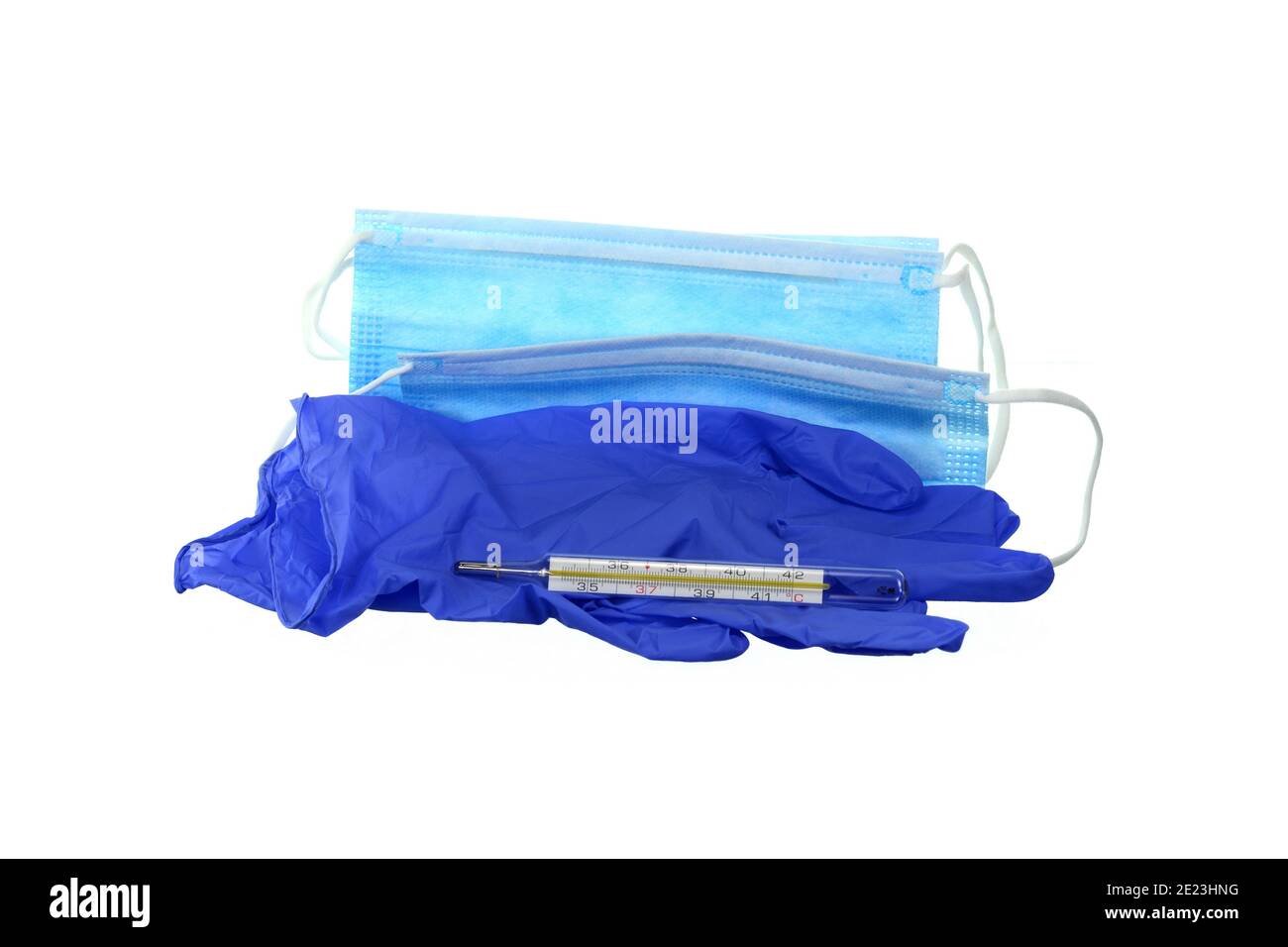 Une paire de gants fins en latex médical bleu, un écran facial et un thermomètre sur fond blanc. Gants et masque médicaux jetables en caoutchouc. Banque D'Images