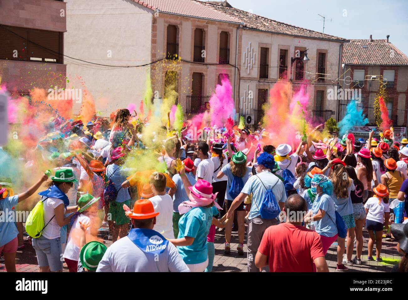 fête sainte avec des poudres colorées sur une rue de village en plein air en été Banque D'Images