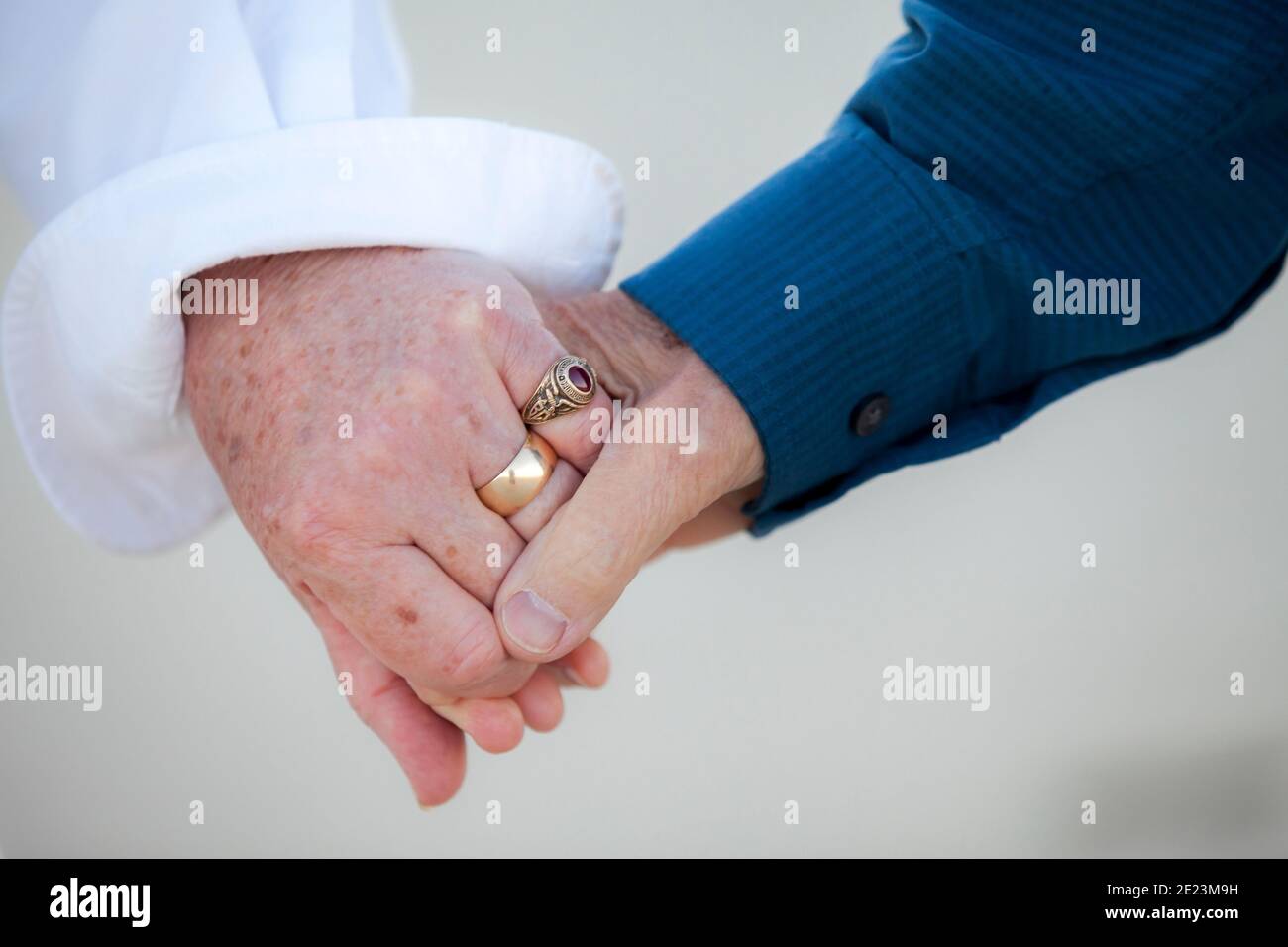 Gros plan sur les mains des couples plus âgés qui se tiennent les uns les autres Banque D'Images