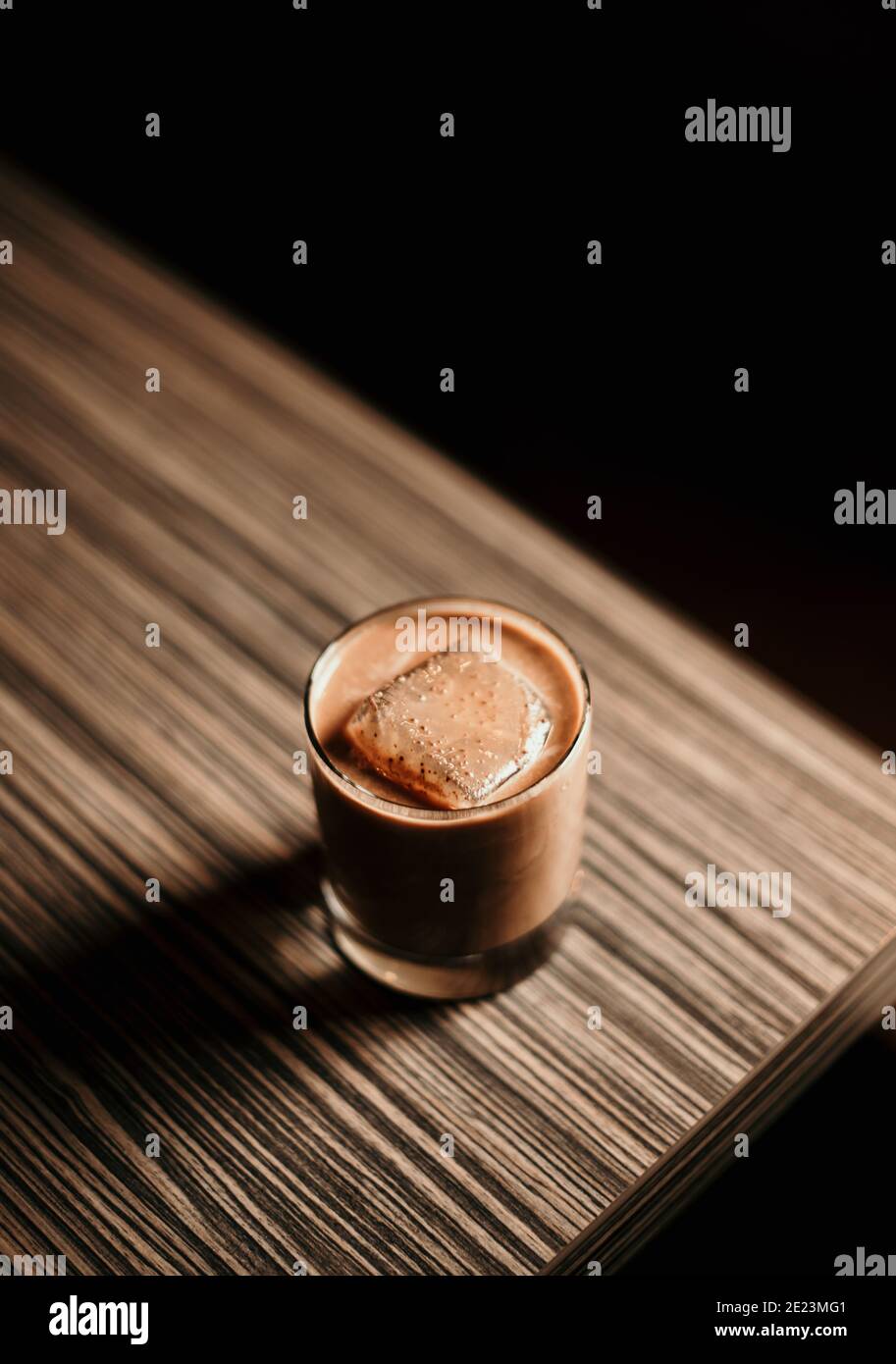 Tasse de café sur table dans le café avec foncé arrière-plan Banque D'Images