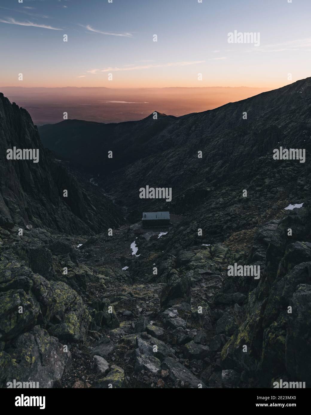Petite cabane de montagne à l'ombre contre le ciel coloré au coucher du soleil à Gredos, Avila, Espagne Banque D'Images