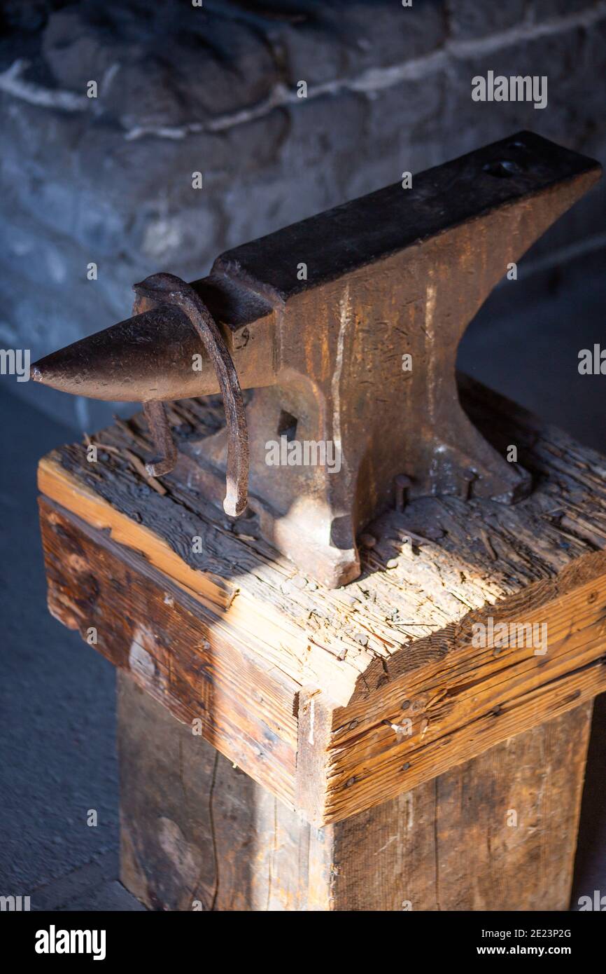 Ancien outil d'enclume rouillée sur une surface en bois Banque D'Images