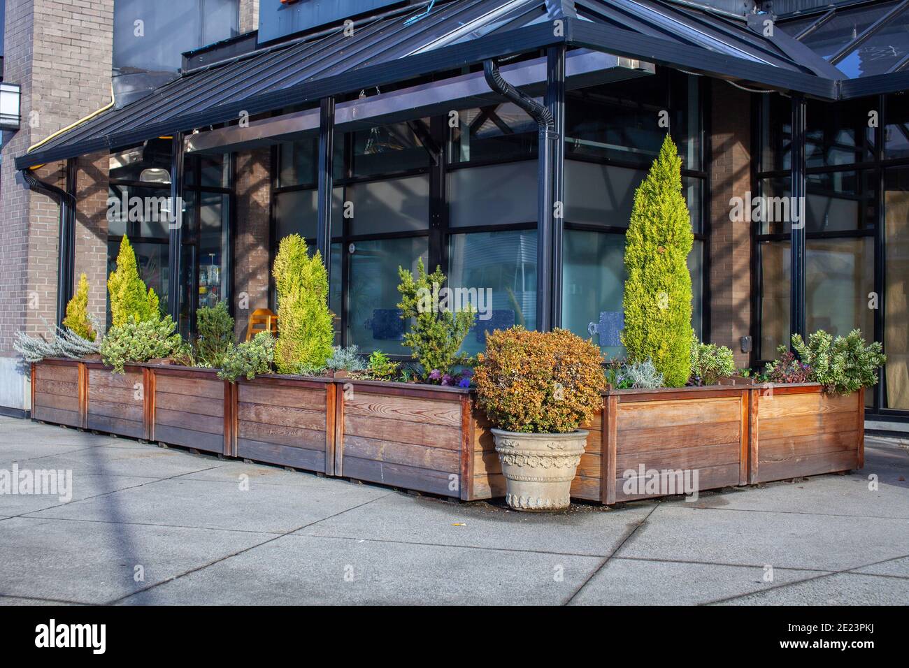 Un magasin de restaurant est fermé pendant la pandémie du coronavirus (Covid-19) dans la partie inférieure de Lonsdale, dans le nord de Vancouver, malgré une grande terrasse extérieure W Banque D'Images