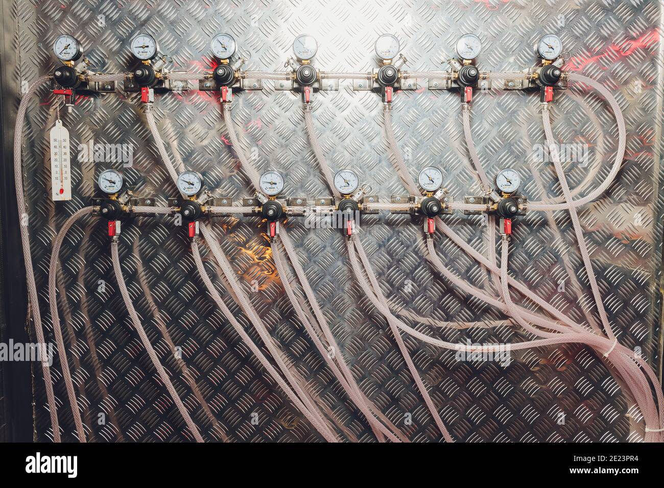 Différents capteurs et câbles électriques dans le cadre d'une brasserie, des systèmes de tuyauterie et d'appareils de mesure de température et de pression et le câblage Banque D'Images