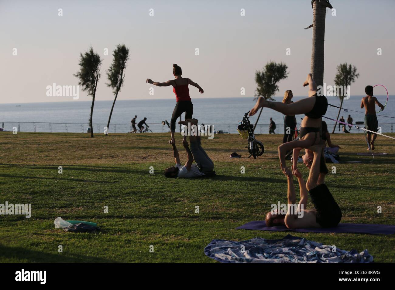 Tel Aviv, Israël. 11 janvier 2021. Les gens font de l'entraînement de rue pendant le troisième confinement national d'Israël pour combattre COVID-19 à tel Aviv, Israël, le 11 janvier 2021. Crédit: Muammar Awad/Xinhua/Alamy Live News Banque D'Images