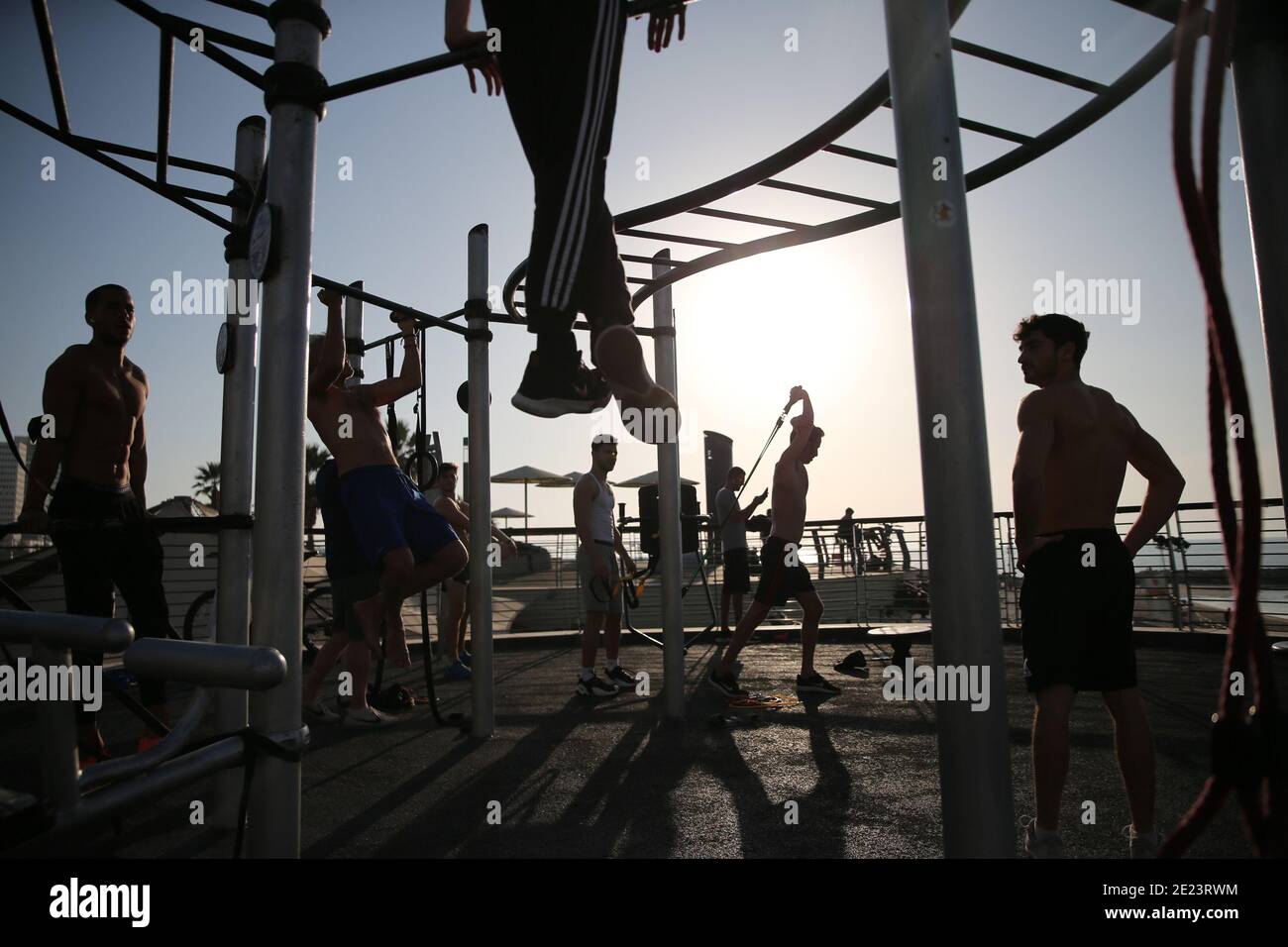 Tel Aviv, Israël. 11 janvier 2021. Les gens font de l'entraînement de rue pendant le troisième confinement national d'Israël pour combattre COVID-19 à tel Aviv, Israël, le 11 janvier 2021. Crédit: Muammar Awad/Xinhua/Alamy Live News Banque D'Images