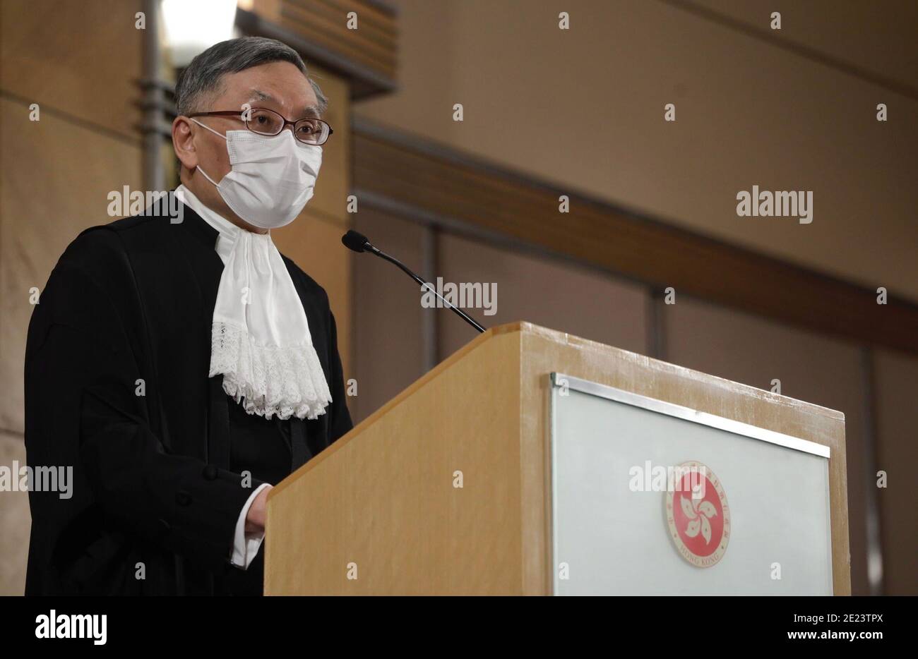 (210112) -- HONG KONG, le 12 janvier 2021 (Xinhua) -- Andrew Cheung Kui-nung, le nouveau juge en chef de la Cour d'appel final de la région administrative spéciale de Hong Kong (HKSAR), assiste à une conférence de presse à Hong Kong, dans le sud de la Chine, le 11 janvier 2021. Le pouvoir judiciaire de Hong Kong doit rester indépendant et impartial et continuer à sauvegarder l'état de droit et ses juges doivent être bien droits et prêts à défendre les droits, a déclaré Cheung lors de la cérémonie d'ouverture de l'année juridique 2021, L'ajout de la magistrature doit être professionnel et efficace et évoluer avec le temps. (Xinhua/Lui Siu Wai) Banque D'Images