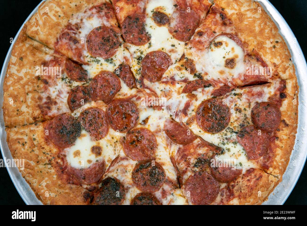 Vue en hauteur sur la croûte de cheesy et pizza au fromage supplémentaire avec de la viande de pepperoni pour ce délicieux repas. Banque D'Images