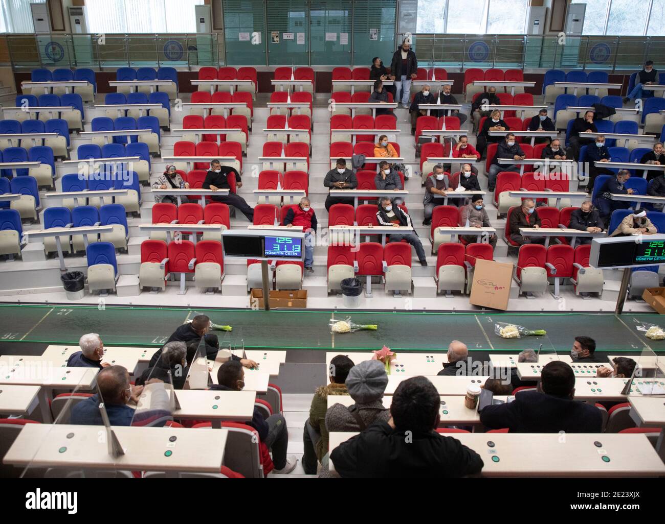 (210112) -- ISTANBUL, 12 janvier 2021 (Xinhua) -- les vendeurs sélectionnent des fleurs dans un centre de vente aux enchères et de commerce de fleurs à Istanbul, Turquie, le 11 janvier 2021. Les représentants du secteur des fleurs de Turquie ont déclaré lundi que l'industrie est en train de devenir un pôle de production et de commercialisation dans l'ère post-pandémique avec des chiffres d'exportation en expansion. La Turquie a réussi à exporter des fleurs d'une valeur de 107 millions de dollars américains vers plus de 80 pays en 2020, malgré les conditions difficiles de la pandémie COVID-19, selon les derniers chiffres sectoriels. POUR ALLER AVEC 'Roundup: Le secteur des fleurs de Turquie yeux devenant le centre de production dedans Banque D'Images