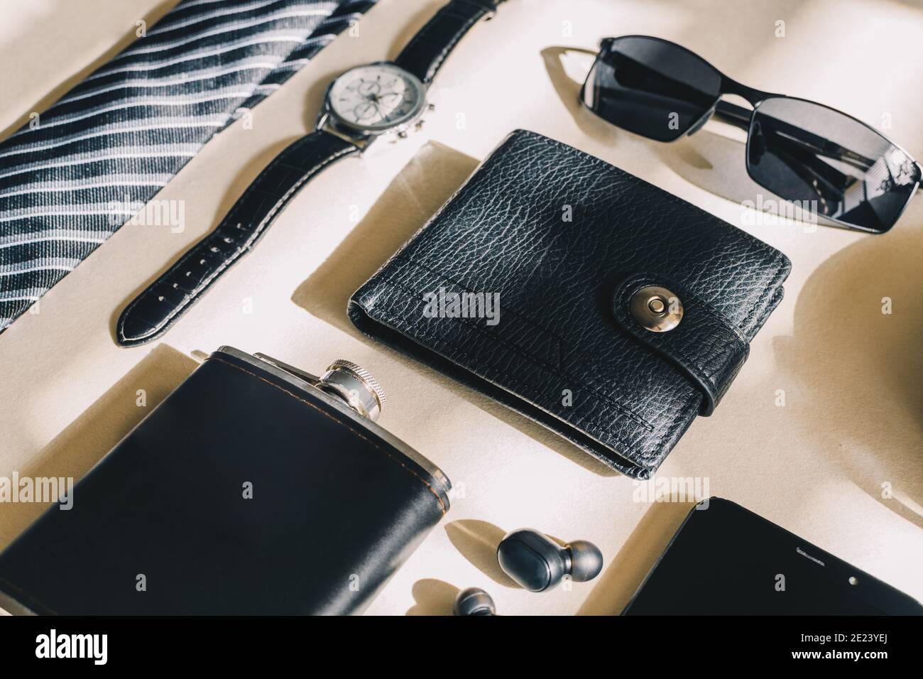 Photo d'objets de sexe masculin : montre, cravate, ceinture, téléphone  portable, portefeuille, ordinateur portable, casque, lunettes de soleil  Photo Stock - Alamy