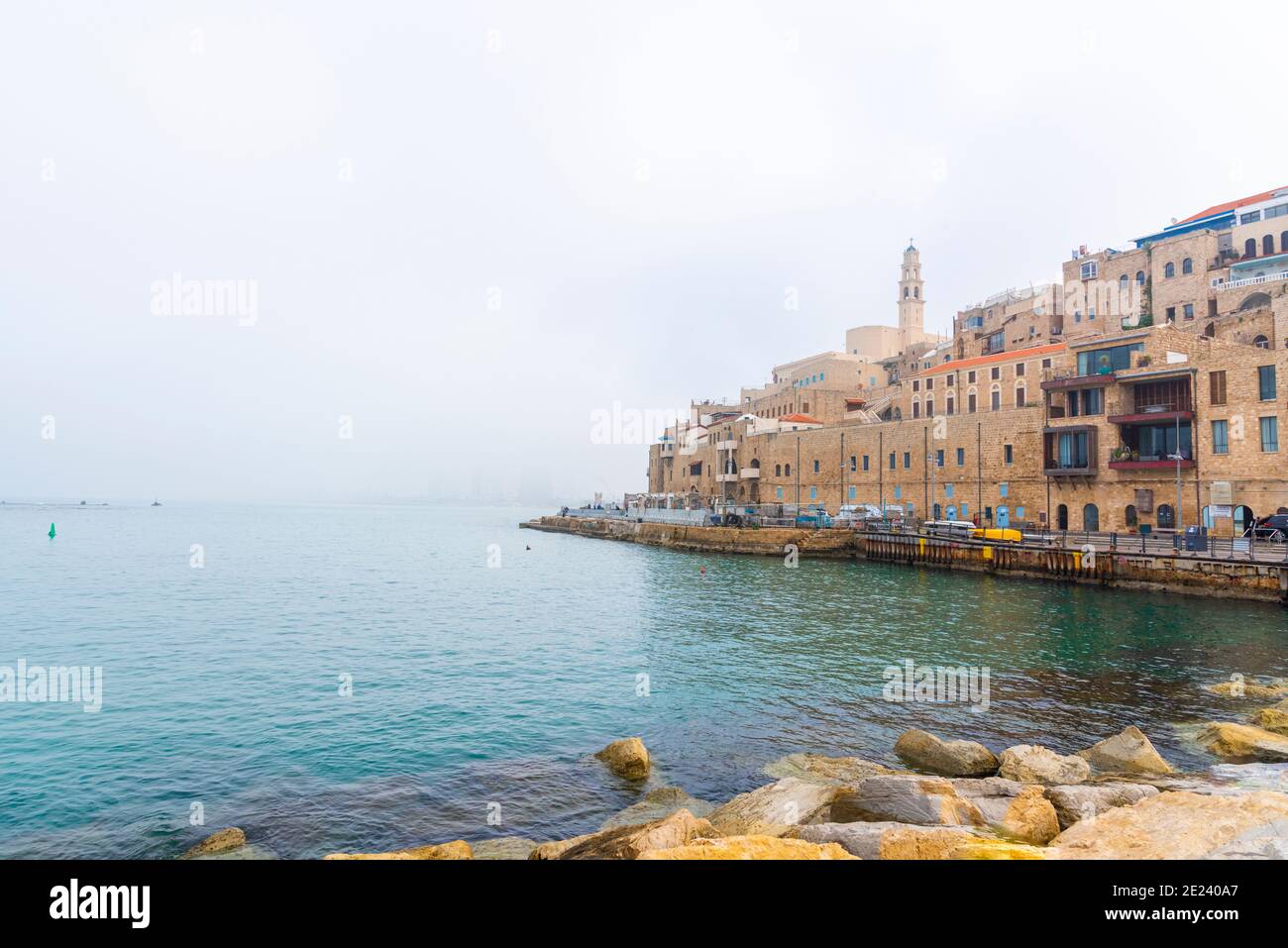Le vieux port de Jaffa et tel-Aviv en temps de brouillard. Anciennes maisons en pierre face de la mer Méditerranée. Photo de haute qualité Banque D'Images