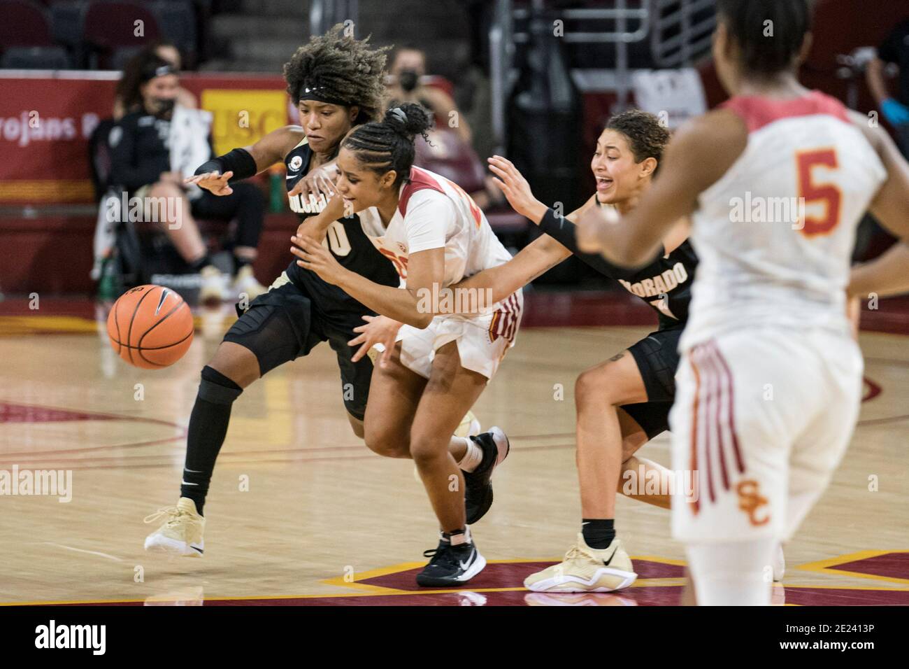 La garde des Trojans de Californie du Sud Desiree Caldwell (24 ans) est entachée par la garde des buffles du Colorado Jaylyn Sherrod (00 ans) lors d'un match de basket-ball universitaire de la NCAA, lundi 11 janvier 2020, à Los Angeles. L'USC bat le Colorado 56-52. (Jon Endow/image du sport) Banque D'Images