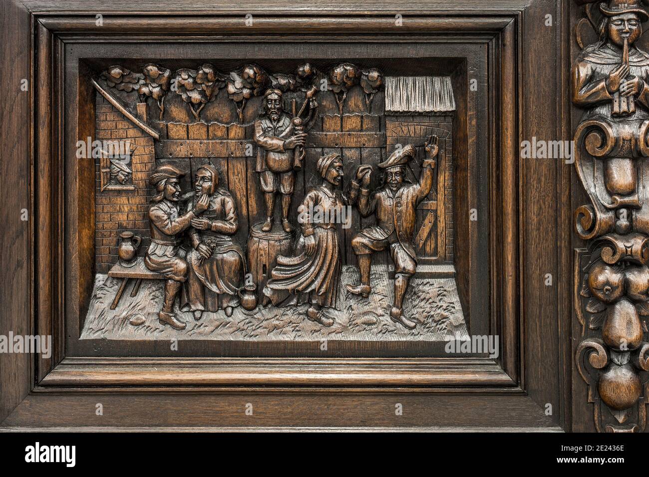 Partie de vieille cuisine bahut comme exemple de belle gravure sur bois en arrière-plan. Banque D'Images